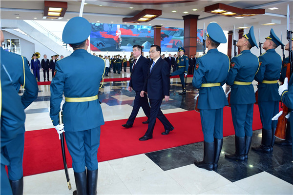 Kyrgyz PM welcomes Premier Li in Bishkek