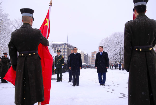 Premier Li arrives in Latvia for official visit, China-CEE summit