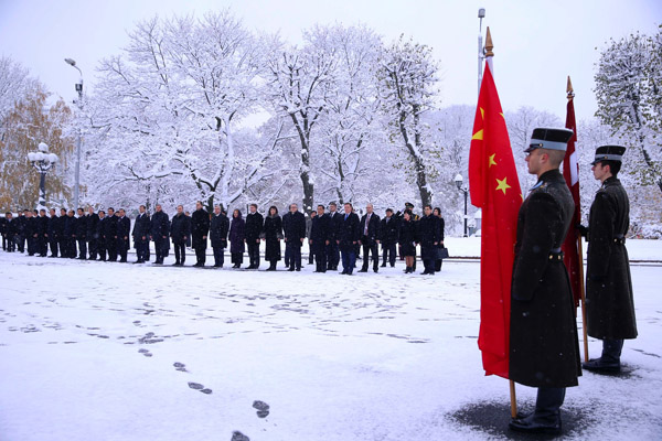 Premier Li arrives in Latvia for official visit, China-CEE summit