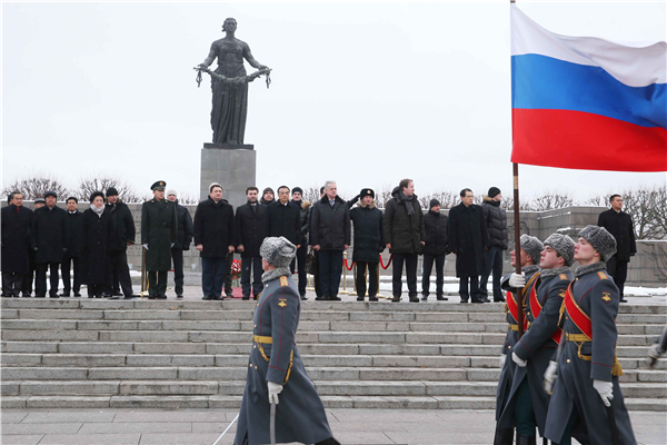 Premier Li pays tribute to martyrs at cemetery in St. Petersburg