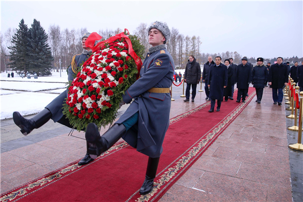 Premier Li pays tribute to martyrs at cemetery in St. Petersburg