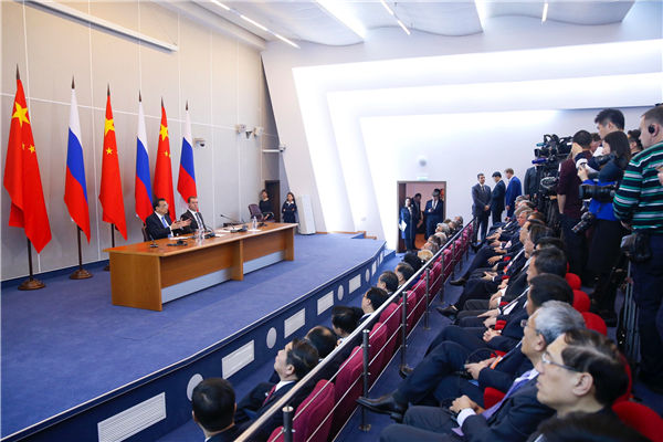 Premier Li, Russian PM meet the press