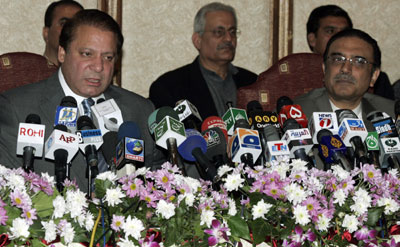 Former prime minister Nawaz Sharif (L) and Asif Ali Zardari (R), widower of the slain opposition leader, Benazir Bhutto, leader of the Pakistan People's Party, speak during a joint news conference in Bhurban near Islamabad March 9, 2008. Pakistani's two leading political leaders said Sunday that they had agreed to form a coalition government with the prime minister from the Pakistan People's Party (PPP).
