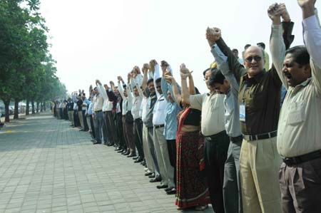People form a human chain along a street in Mumbai Dec. 12, 2008. Thousands of Mumbai residents formed a human chain snaking through the city on Friday near attacked sites including Taj Mahal Hotel, Oberoi Trident Hotel and the Mumbai CST railway station, protesting the devastating attacks that left at least 195 dead last month.