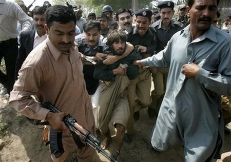 Pakistani Taliban claim police academy attack