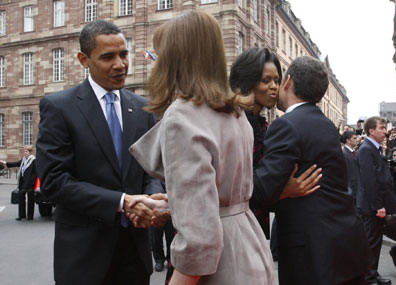 Sarkozy schools Obama in the little French kiss