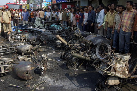2 bomb blasts kill at least 7 in India