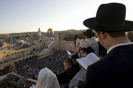 Jews offer prayers for the sun