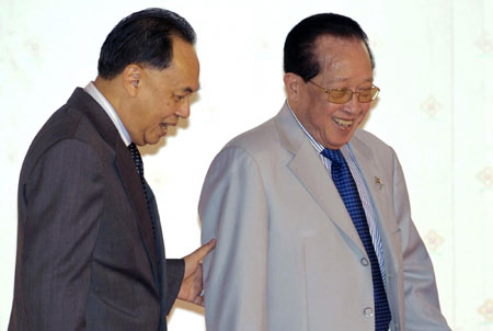 Foreign ministers meet ahead of the 14th ASEAN summit