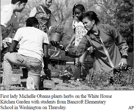 Michelle, students dirty hands in White House garden