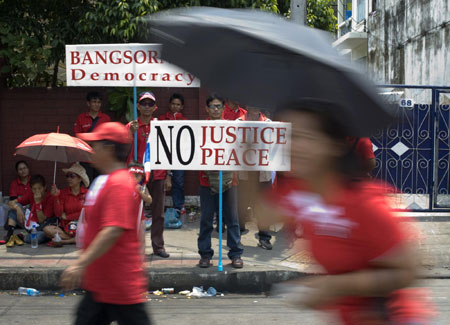 Red-shirts back off after day-long guard