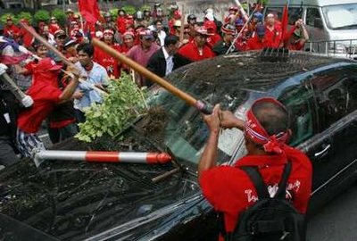 Thai soldiers, anti-govt protesters clash