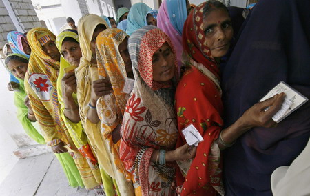 India starts marathon vote, weak coalition seen