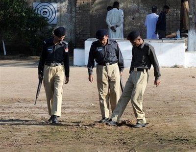 Suicide bomber kills 20 at Pakistani checkpoint