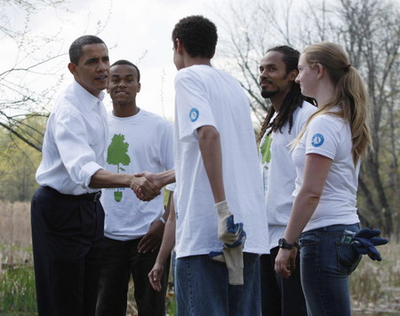 Obama plants Earth Day tree