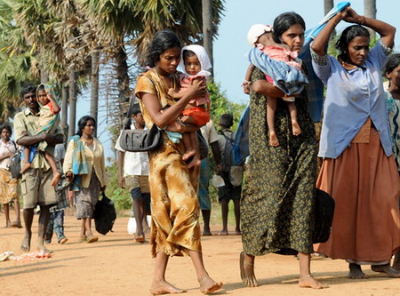 Over 100,000 flee Sri Lanka warzone