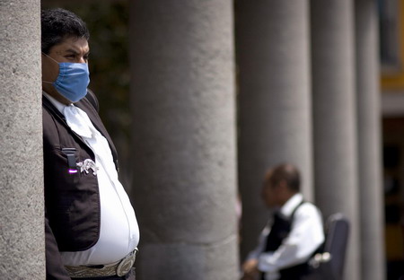 Mexico fights 'pandemic potential' swine flu