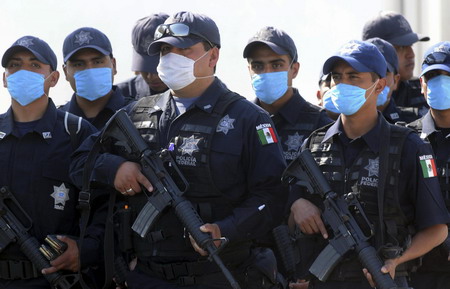 Mexico fights 'pandemic potential' swine flu