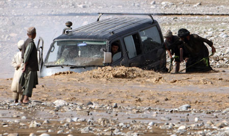 US soldiers encounter flood in Afghanistan