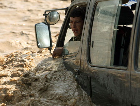US soldiers encounter flood in Afghanistan