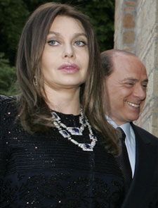 Berlusconi rejects patch-up with wife, seeks apology