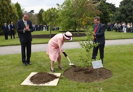 Brit Queen marks Botanic Gardens' 250th anniversary