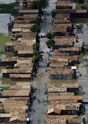 Brazil rushes to aid flood victims, 32 dead