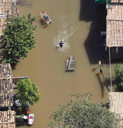 Brazil rushes to aid flood victims, 32 dead