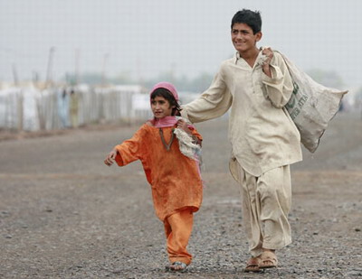 Thousands flee Swat as Pakistani forces fight militants