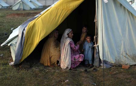 Thousands flee Swat as Pakistani forces fight militants