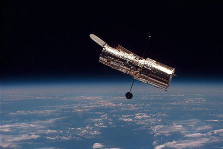 NASA clears shuttle for flight to Hubble