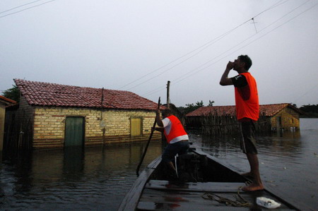 Floods ease in Brazil, over 300,000 homeless