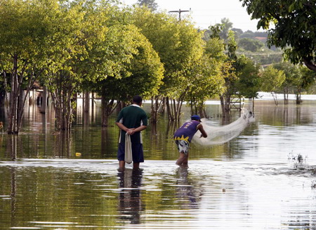 Floods ease in Brazil, over 300,000 homeless