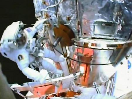 Astronauts finish repairs on Hubble telescope