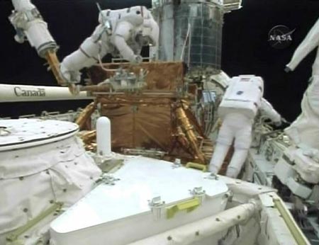 Astronauts finish repairs on Hubble telescope