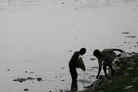 Bangladesh river pollution threatens millions