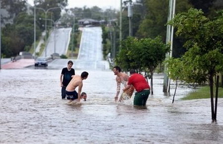 Thousands evacuate in Australia flood emergency