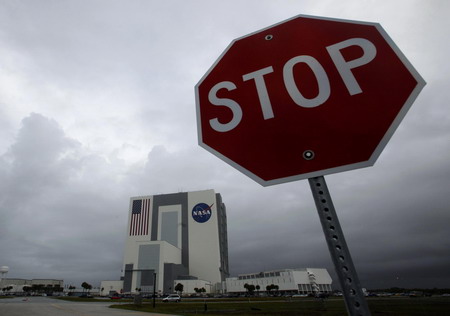 Storms keep space shuttle up extra day