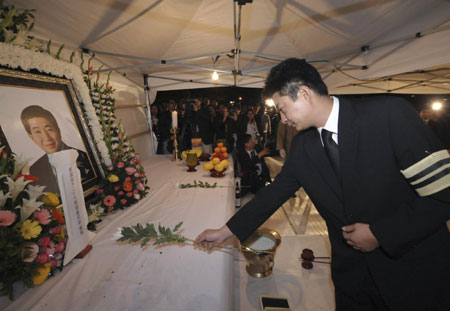 S. Korean people mourn for ex-President Roh