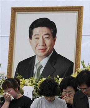 S. Koreans pay respect to ex-president