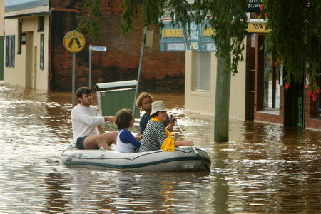 One died in Australia flood evacuation