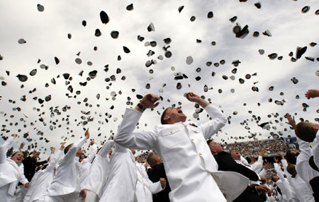 Obama honors US navy at graduation ceremony