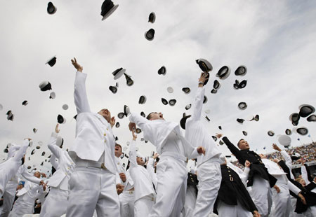 Obama honors US navy at graduation ceremony