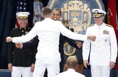 Obama honors US navy at graduation ceremony