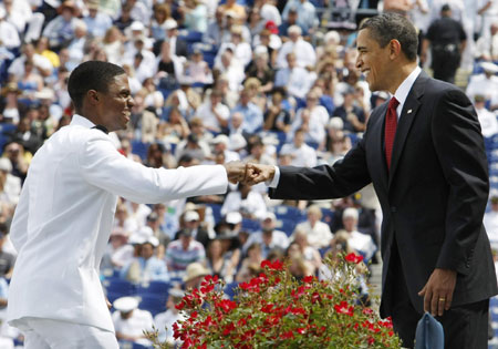 Obama honors US navy at graduation ceremony