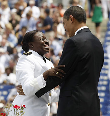 Obama honors US navy at graduation ceremony