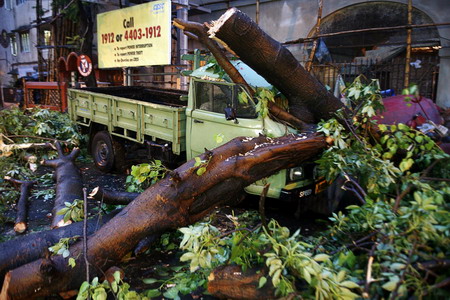 40 killed as cyclone hits India, Bangladesh