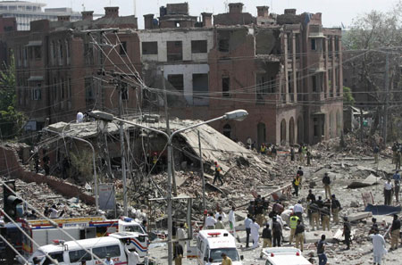 Car bombing kills 30, wounds 250 in Pakistan