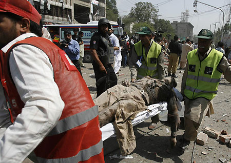 Car bombing kills 30, wounds 250 in Pakistan