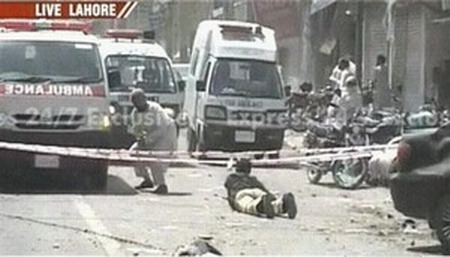 Official: Bombing kills about 30 in Pakistan